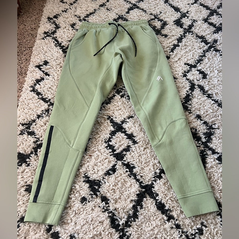 NWOT Men’s Alphalete Athletic joggers sweatpants size M